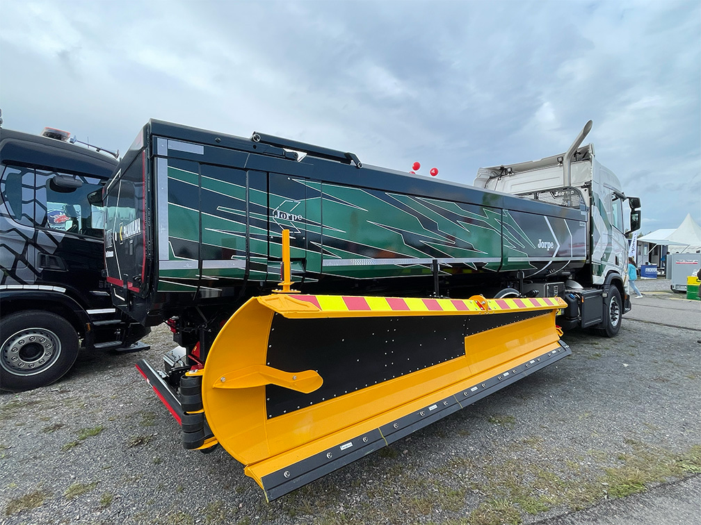 Truck equipped with a side plough